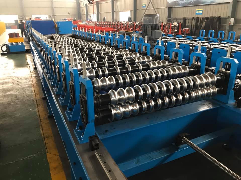 Corrugated roofing sheet machine