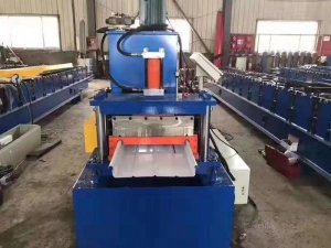 Self-lock roofing sheet roll forming machine